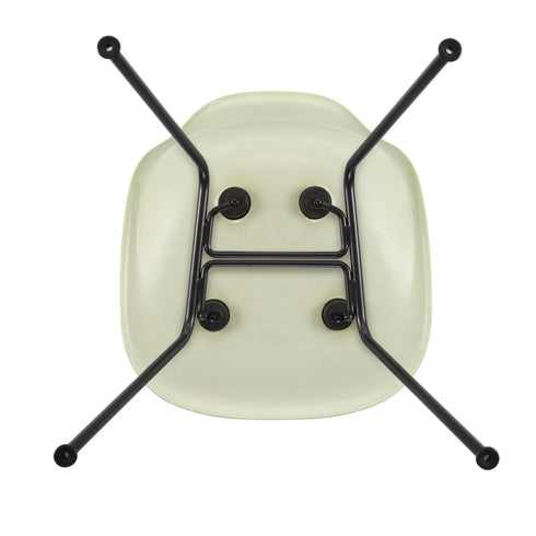 Cadeira Eames em Fibra de Vidro DSX / Base Preta